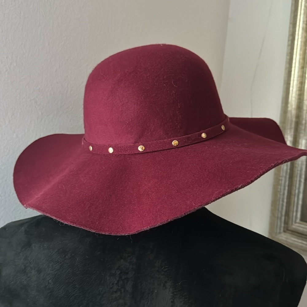 Marcus Adler burgundy women’s felt hat gold tune studs detailing O/S